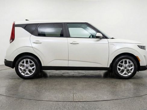 Used 2025 Kia Soul LX w/ LX Technology Package FWD image 11