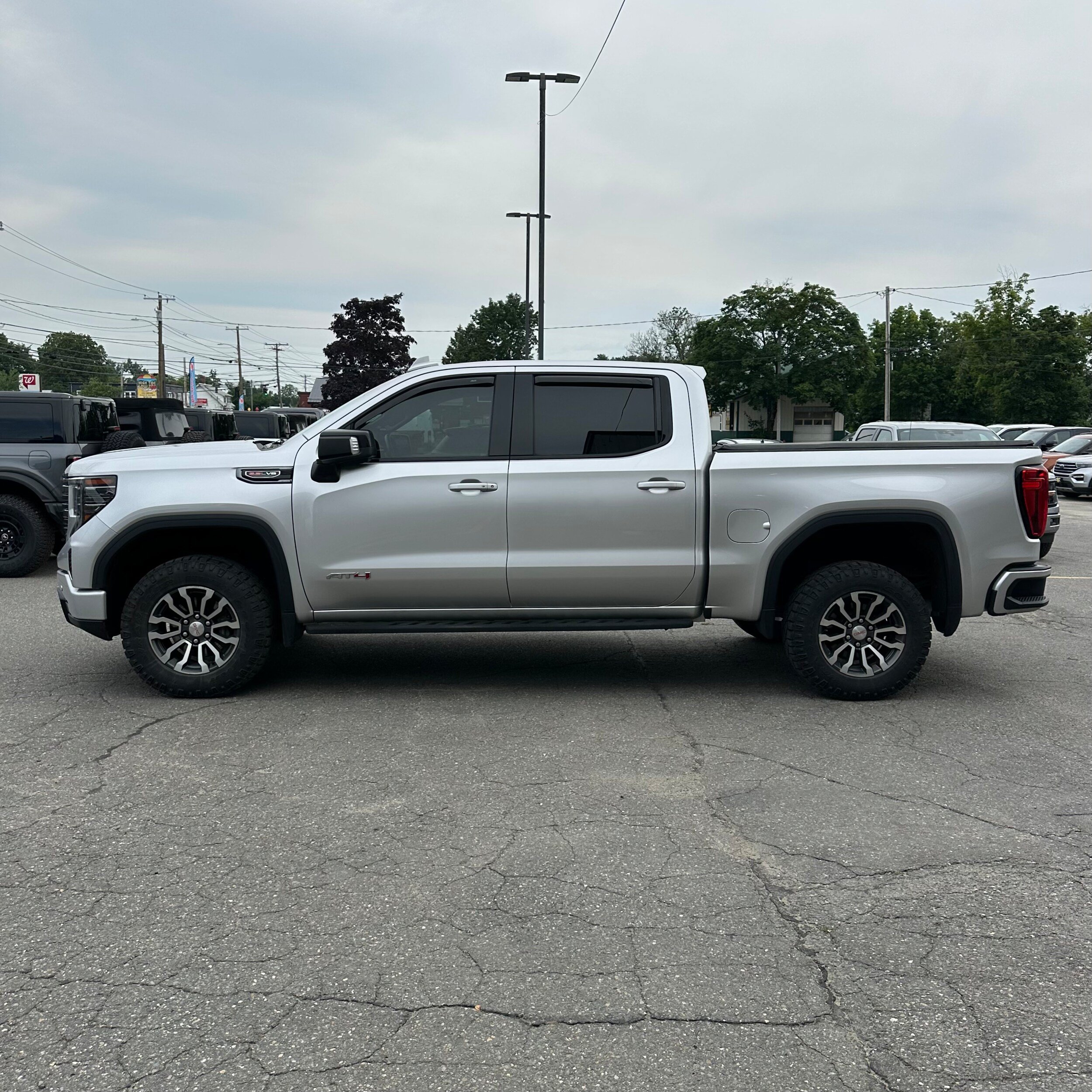 Used 2022 GMC Sierra 1500 AT4 w/ AT4 Premium Package AWD/4WD image 6