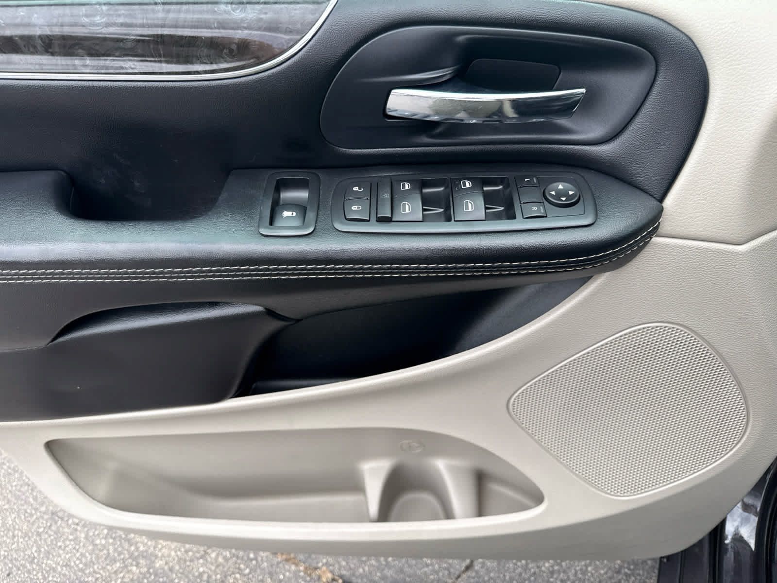 Used 2016 Chrysler Town & Country Touring FWD image 10