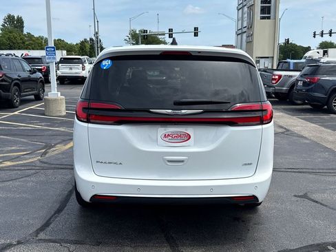 Used 2023 Chrysler Pacifica Touring-L AWD/4WD image 10