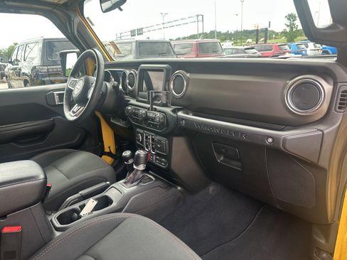 Used 2019 Jeep Wrangler Unlimited Rubicon w/ Cold Weather Group AWD/4WD image 32