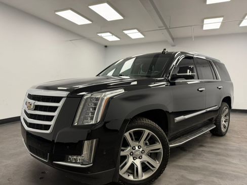 Used 2017 Cadillac Escalade Luxury AWD/4WD image 2