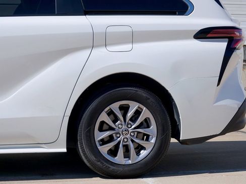 Used 2021 Toyota Sienna XLE w/ XLE Plus Package image 25