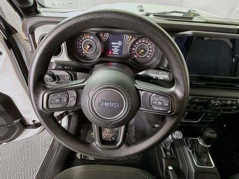 Used 2024 Jeep Gladiator Sport AWD/4WD image 18