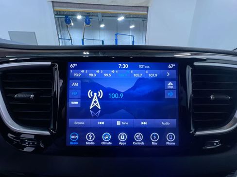 Used 2018 Chrysler Pacifica Touring-L Plus FWD image 26