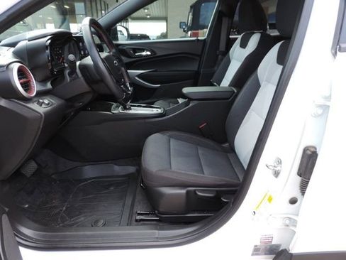 Used 2024 Chevrolet Trax RS w/ Sunroof Package image 23