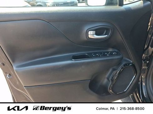 Used 2016 Jeep Renegade Latitude AWD/4WD image 14