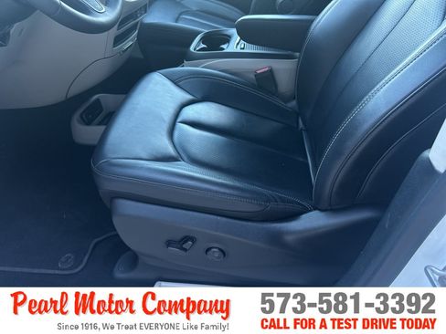 Used 2024 Chrysler Pacifica Touring-L FWD image 10