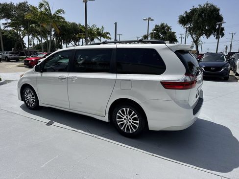 Used 2020 Toyota Sienna XLE w/ XLE Navigation Package FWD image 12