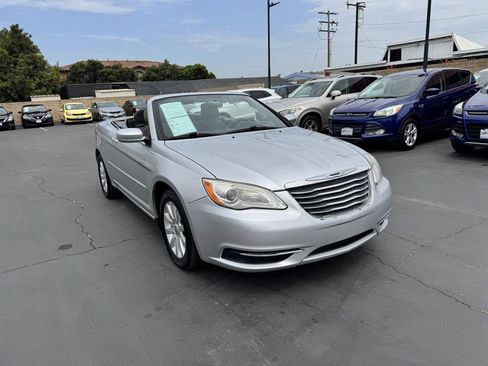 Used 2011 Chrysler 200 Touring FWD image 9