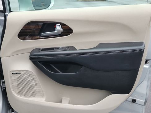 Used 2022 Chrysler Pacifica Limited w/ Uconnect Theater Family Group image 29