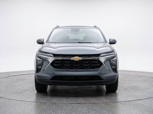 Used 2025 Chevrolet Trax LT FWD image 2