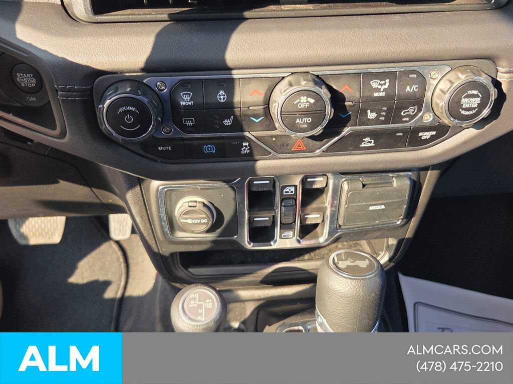 Used 2025 Jeep Wrangler Unlimited Sahara AWD/4WD image 21