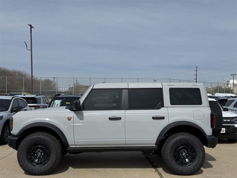 New 2026 Ford Bronco Badlands image 3