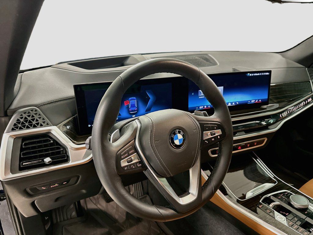 Used 2025 BMW X5 xDrive40i AWD/4WD image 4