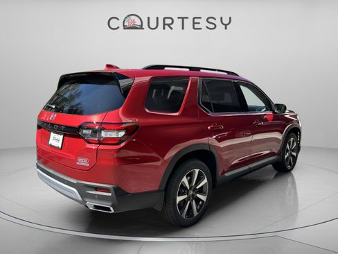 Certified 2025 Honda Pilot Touring image 7