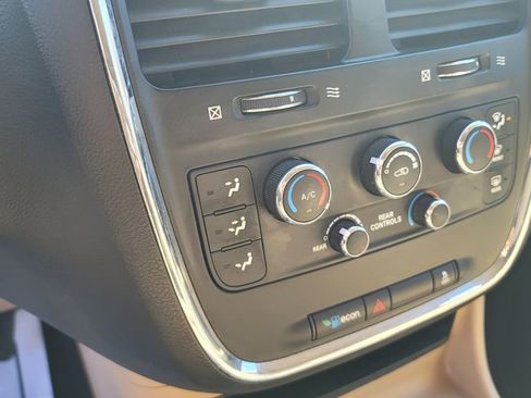 Used 2015 Dodge Grand Caravan SXT FWD image 23