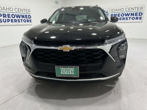 Used 2025 Chevrolet Trax LT w/ LT Convenience Package FWD image 3