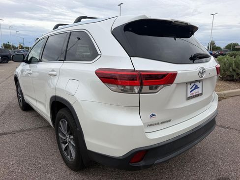 Used 2017 Toyota Highlander XLE FWD image 3