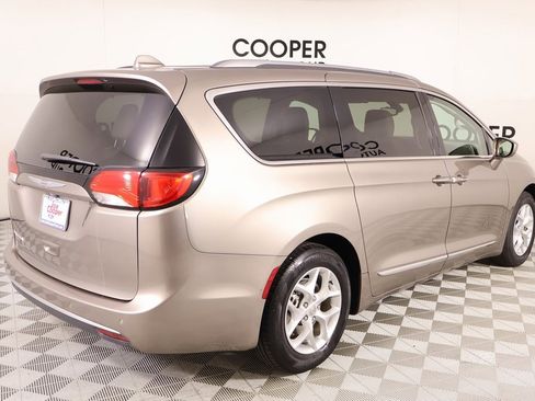 Used 2017 Chrysler Pacifica Touring-L Plus image 23