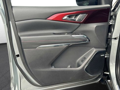 Used 2025 Chevrolet Traverse RS FWD image 19