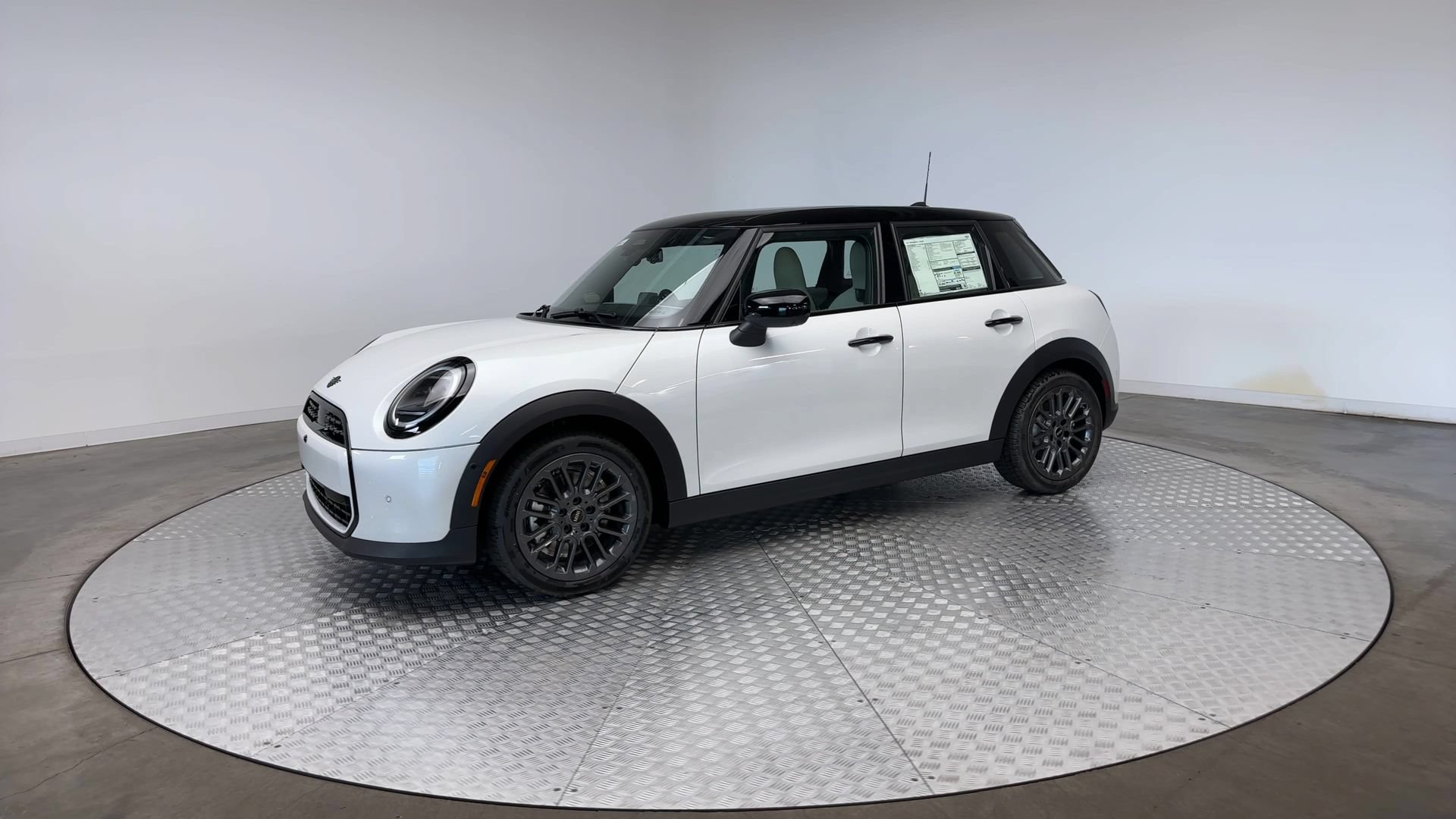 Used 2027 MINI Cooper 4-Door Hardtop FWD image 4