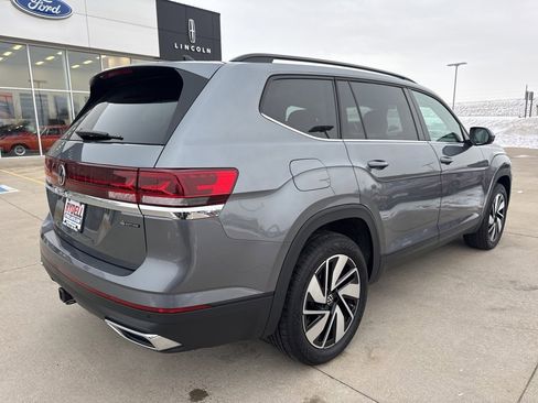 Used 2025 Volkswagen Atlas SE image 31