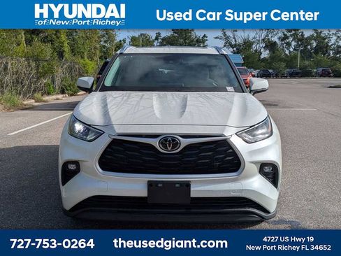 Used 2021 Toyota Highlander XLE AWD/4WD image 8