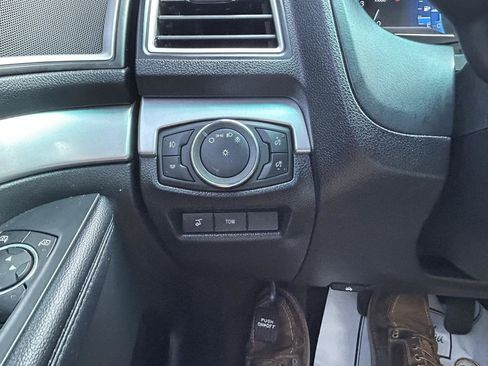 Used 2016 Ford Explorer XLT w/ Equipment Group 202A AWD/4WD image 28