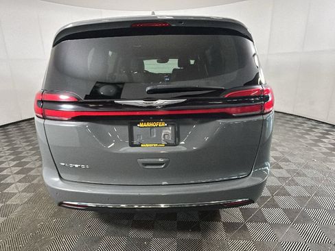 Used 2021 Chrysler Pacifica Touring-L FWD image 4