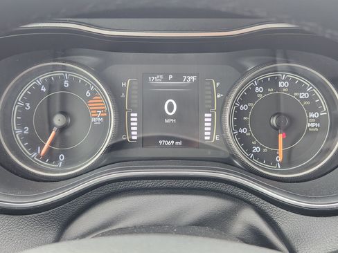 Used 2019 Jeep Cherokee Latitude Plus FWD image 19