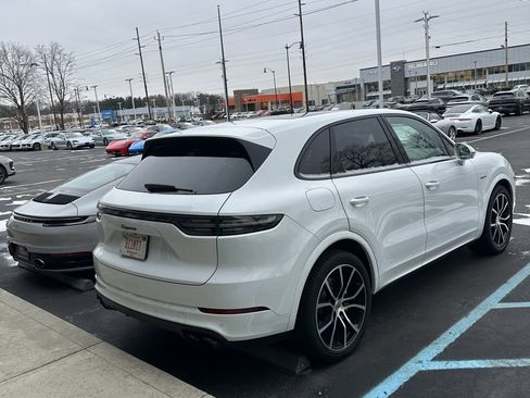 Certified 2022 Porsche Cayenne Platinum Edition image 4