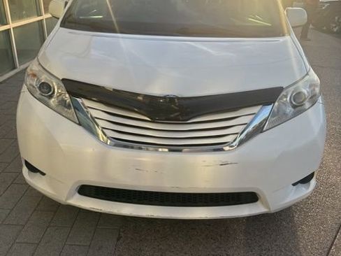 Used 2017 Toyota Sienna LE FWD image 1