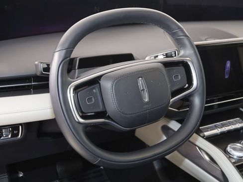 Used 2025 Lincoln Nautilus Premier image 6