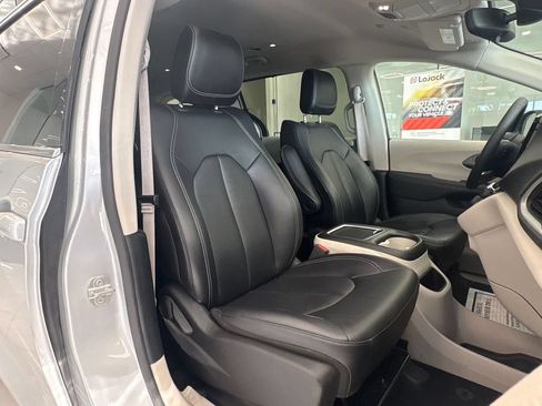 Used 2024 Chrysler Pacifica Touring-L FWD image 25