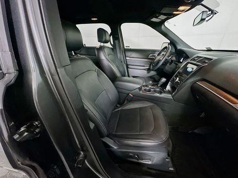 Used 2017 Ford Explorer Limited image 31