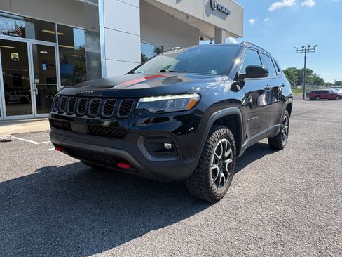 Certified 2025 Jeep Compass Trailhawk w/ Trailhawk Elite Group AWD/4WD image 3