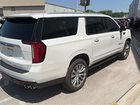 Used 2022 GMC Yukon XL Denali w/ Denali Premium Package AWD/4WD image 8
