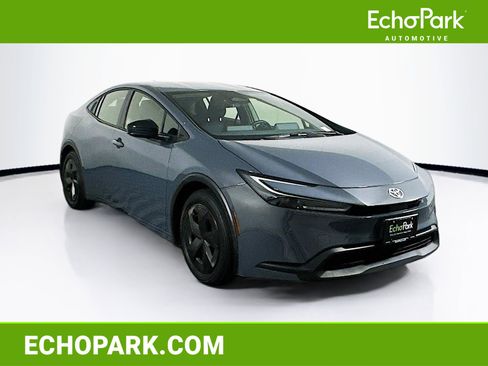 Used 2025 Toyota Prius LE image 1