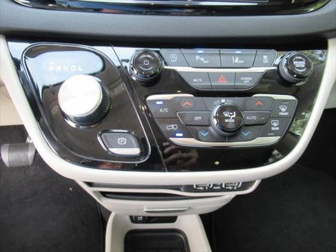 Certified 2024 Chrysler Pacifica Touring-L FWD image 26