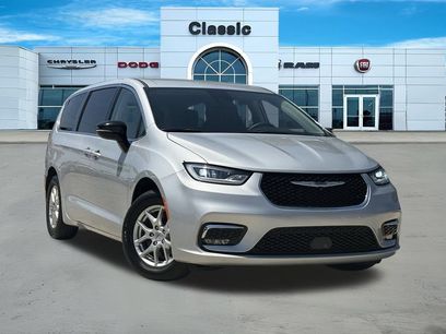 Used 2024 Chrysler Pacifica Touring-L