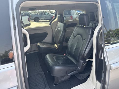 Used 2017 Chrysler Pacifica Touring-L FWD image 20