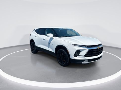 Used 2025 Chevrolet Blazer LT FWD image 2