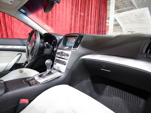 Used 2015 INFINITI Q60 Convertible w/ Premium Package image 25