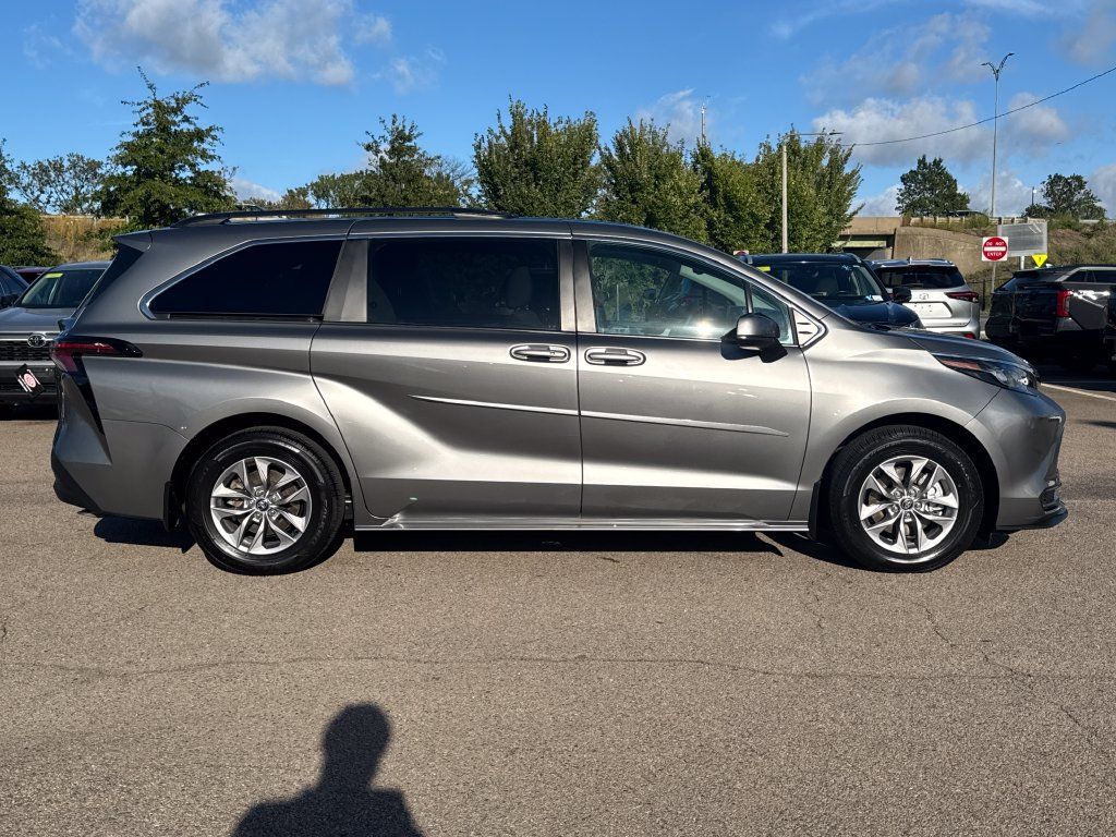 Used 2026 Toyota Sienna LE AWD/4WD image 11