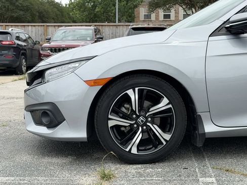 Used 2018 Honda Civic Touring image 9