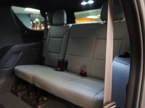 Used 2022 Chevrolet Tahoe Z71 w/ Z71 Off-Road Package AWD/4WD image 32