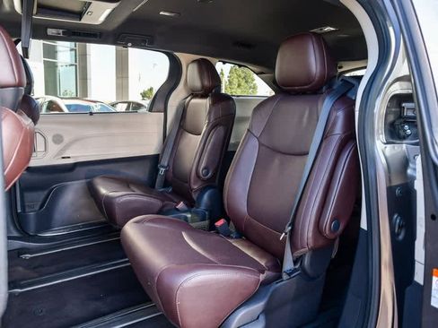 Used 2021 Toyota Sienna Platinum image 21