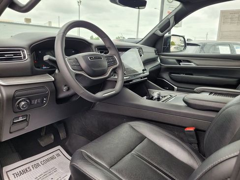 Used 2024 Jeep Wagoneer Series II w/ Flexible Seating Group RWD image 10