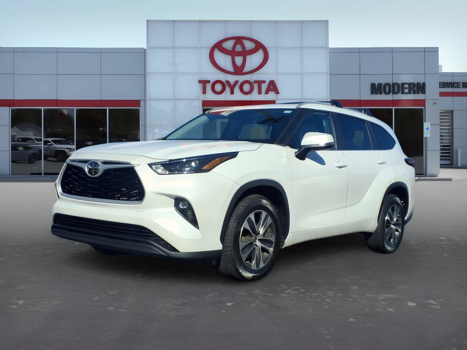 Used 2023 Toyota Highlander XLE FWD image 1